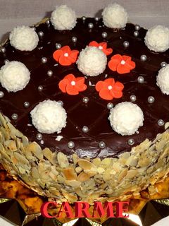 Una foto de Tarta de cumpleaños fácil y esponjosa