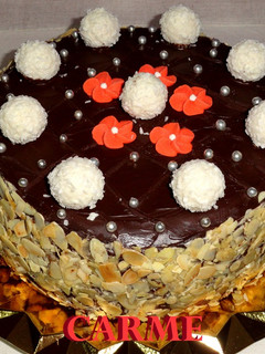 Una foto de Tarta de cumpleaños fácil y esponjosa