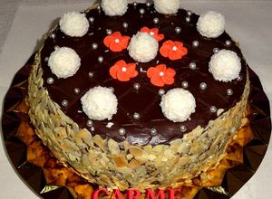 Foto principal de Tarta de cumpleaños fácil y esponjosa
