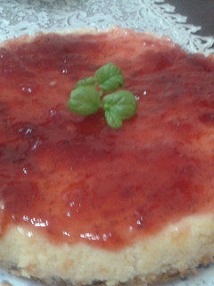 Una foto de Tarta de queso fresco batido con mermelada