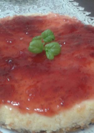 Una foto de Tarta de queso fresco batido con mermelada