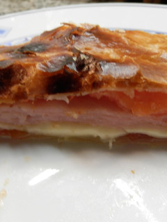 Una foto de Hojaldre de queso, jamón york y tomate