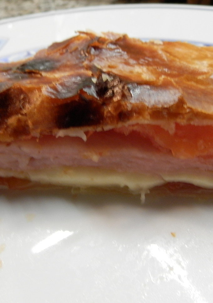 Una foto de Hojaldre de queso, jamón york y tomate