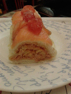 Una foto de Enrollado de pan de molde con salmón