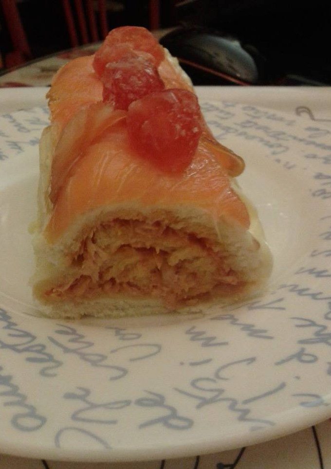 Una foto de Enrollado de pan de molde con salmón