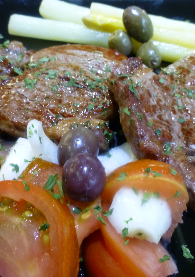Una foto de Solomillo a la plancha con tomate y espárragos