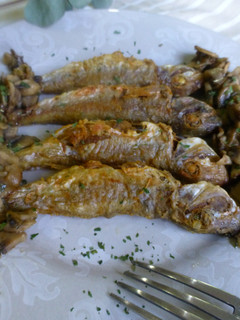 Una foto de Salmonetes fritos con champiñones