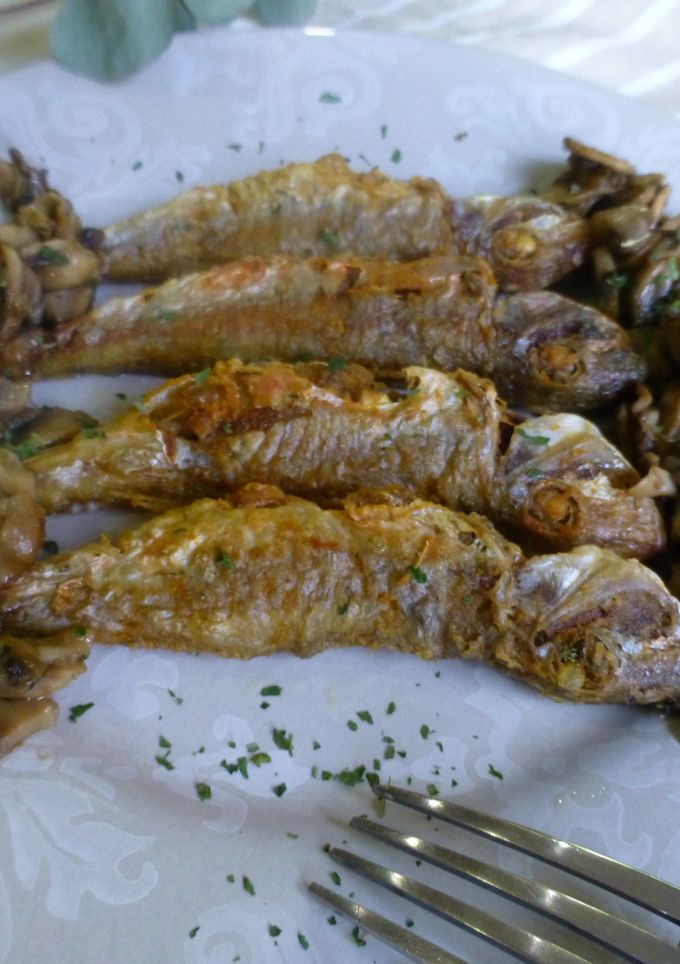 Una foto de Salmonetes fritos con champiñones