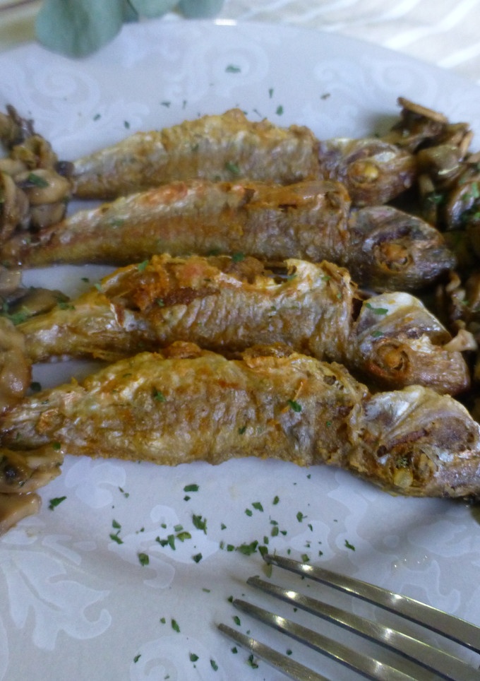Una foto de Salmonetes fritos con champiñones