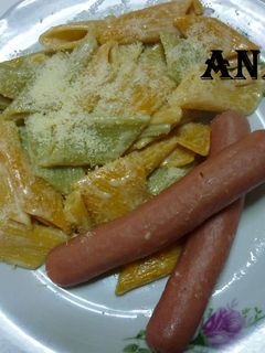 Una foto de Fideos mostacholes tres vegetales con salsa de panceta y cebolla