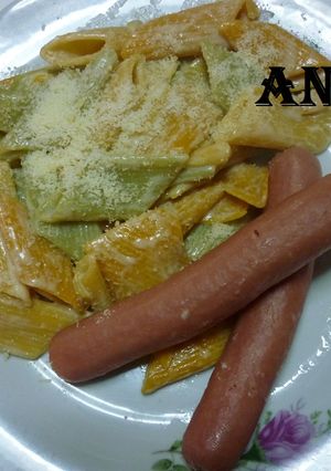 Una foto de Fideos mostacholes tres vegetales con salsa de panceta y cebolla