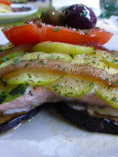 Una foto de Milhojas de salmón y verduras