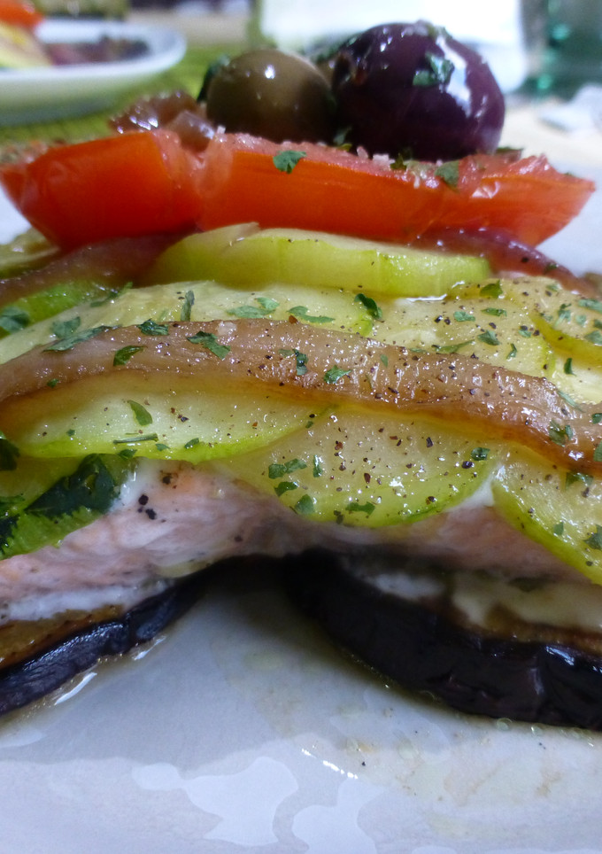 Una foto de Milhojas de salmón y verduras