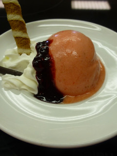 Una foto de Helado de fresa en heladera casero