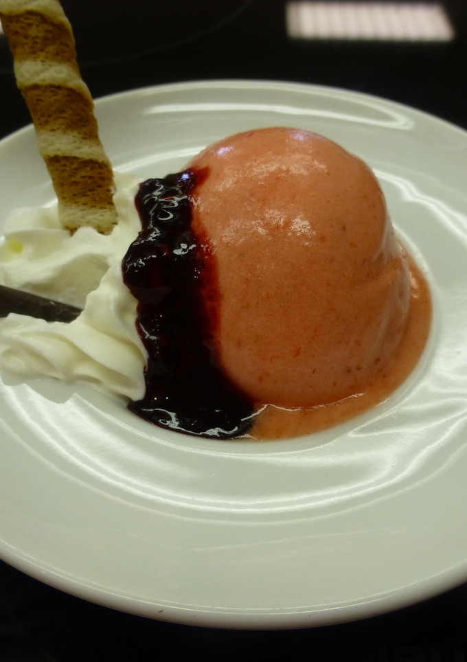 Una foto de Helado de fresa en heladera casero