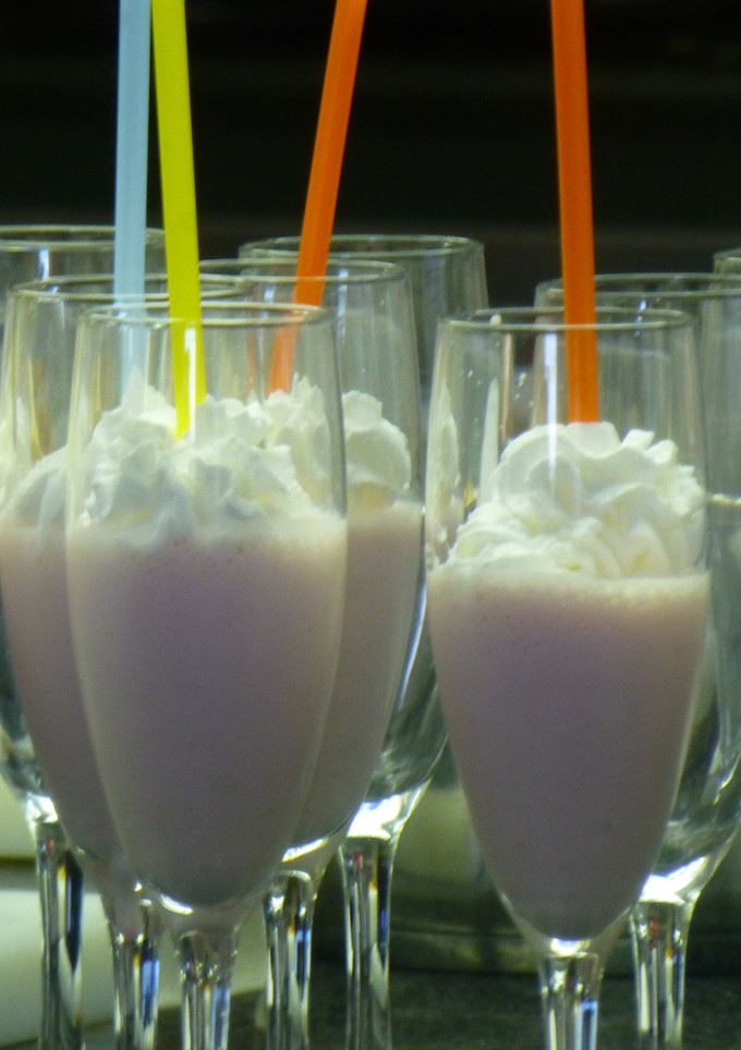 Una foto de Batido de helado de fresa con nata