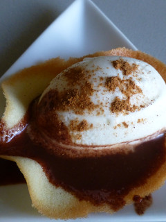 Una foto de Helado de leche merengada con salsa de chocolate