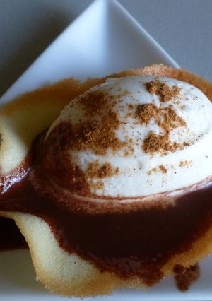 Una foto de Helado de leche merengada con salsa de chocolate