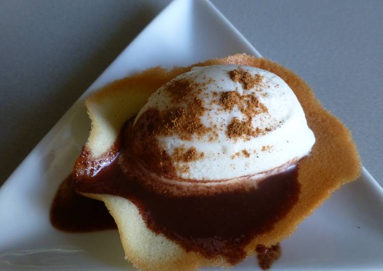 Helado de leche merengada con salsa de chocolate