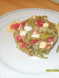 Una foto de Ensalada de judías, tomate y huevo