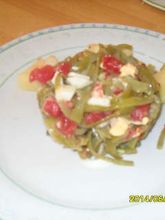 Una foto de Ensalada de judías, tomate y huevo