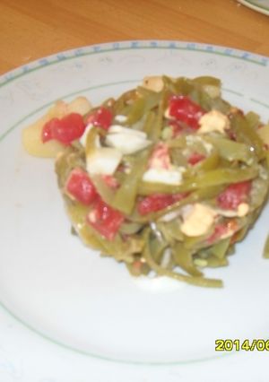 Una foto de Ensalada de judías, tomate y huevo