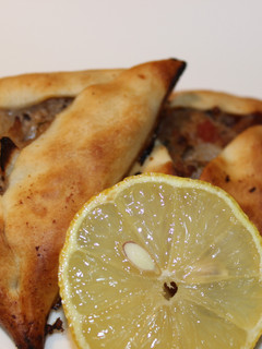Una foto de Fatay al estilo de la cocina de Gibello