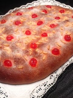 Una foto de Coca de brioche rellena de cabello de ángel
