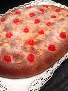 Una foto de Coca de brioche rellena de cabello de ángel