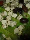 Ensalada de queso y aceitunas negras