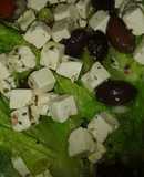 Ensalada de queso y aceitunas negras