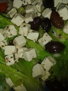 Una foto de Ensalada de queso y aceitunas negras