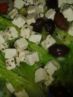 Una foto de Ensalada de queso y aceitunas negras