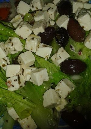 Una foto de Ensalada de queso y aceitunas negras