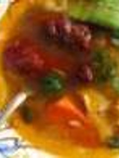 Una foto de Caldo tlalpeño (con verduras, chipotles y pollo)
