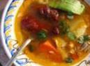 Una foto de Caldo tlalpeño (con verduras, chipotles y pollo)