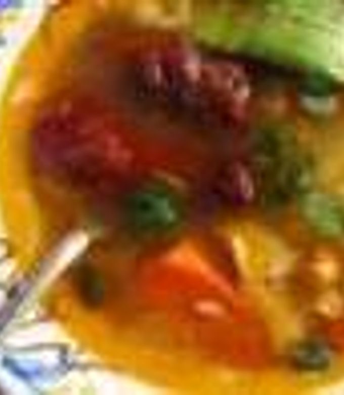 Una foto de Caldo tlalpeño (con verduras, chipotles y pollo)