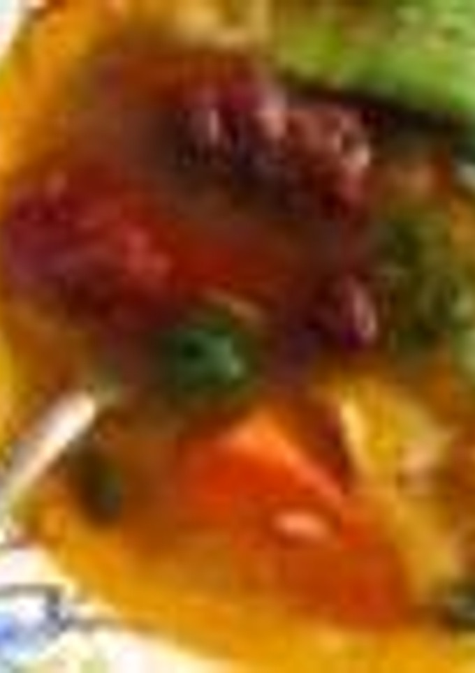 Una foto de Caldo tlalpeño (con verduras, chipotles y pollo)