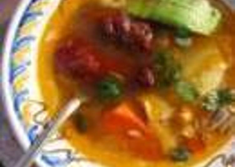 Caldo tlalpeño (con verduras, chipotles y pollo)