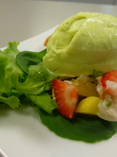 Una foto de Ceviche de rape con helado de aguacate