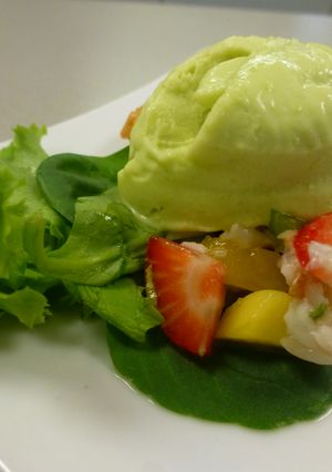 Una foto de Ceviche de rape con helado de aguacate