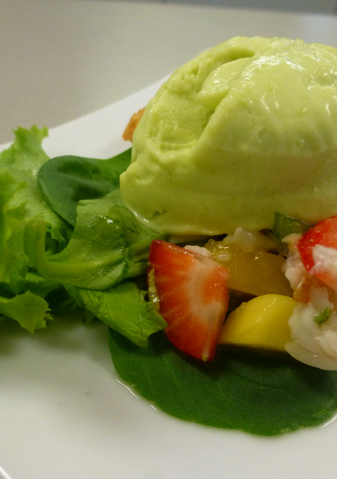 Una foto de Ceviche de rape con helado de aguacate