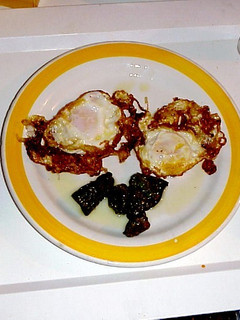 Una foto de Huevos fritos con pimientos de padron