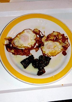 Una foto de Huevos fritos con pimientos de padron