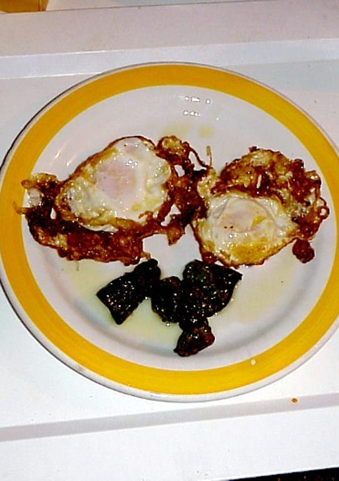 Una foto de Huevos fritos con pimientos de padron