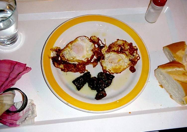 Huevos fritos con pimientos de padron