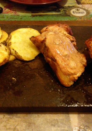 Una foto de Arañita de chancho con papas al parrigas