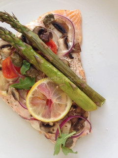 Una foto de Salmón al horno con verduritas