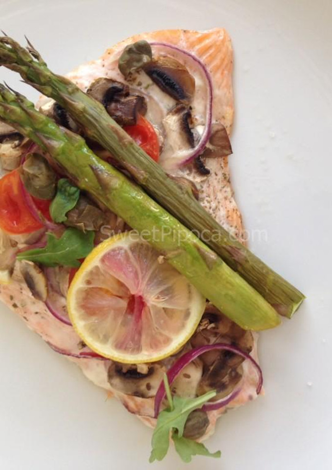 Una foto de Salmón al horno con verduritas