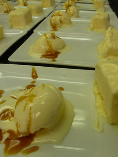 Una foto de Helado de vainilla con salsa toffe